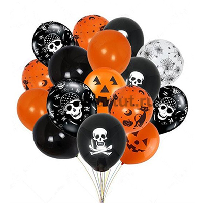 Облако черно-оранжевых шаров с черепами на хэллоуин