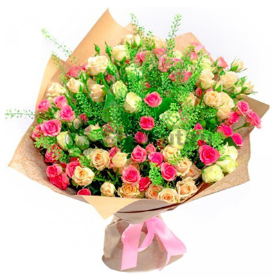 25 кремовых и розовых кустовых роз с зеленью 60 см