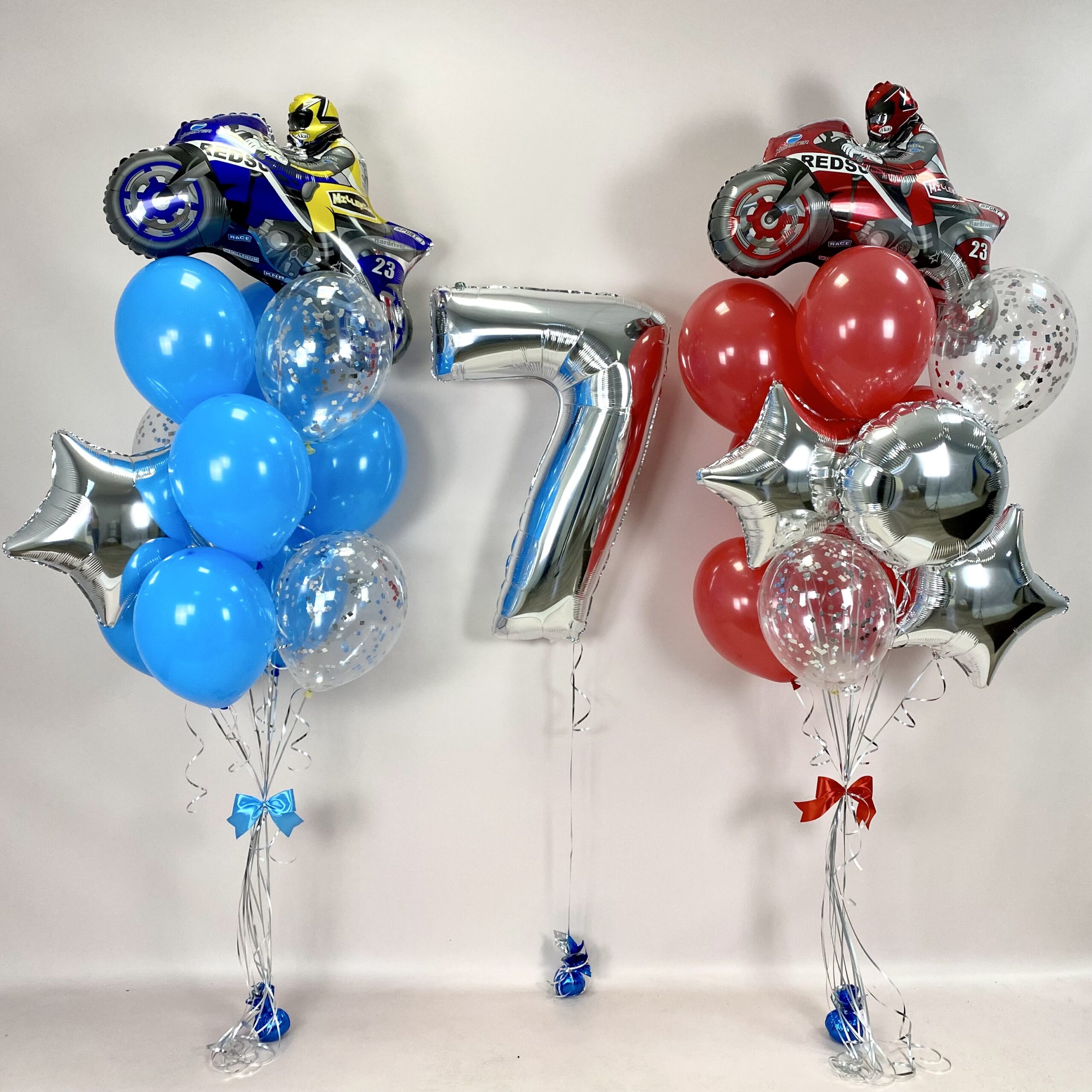 Композиция из шаров с цифрой и мотоциклами