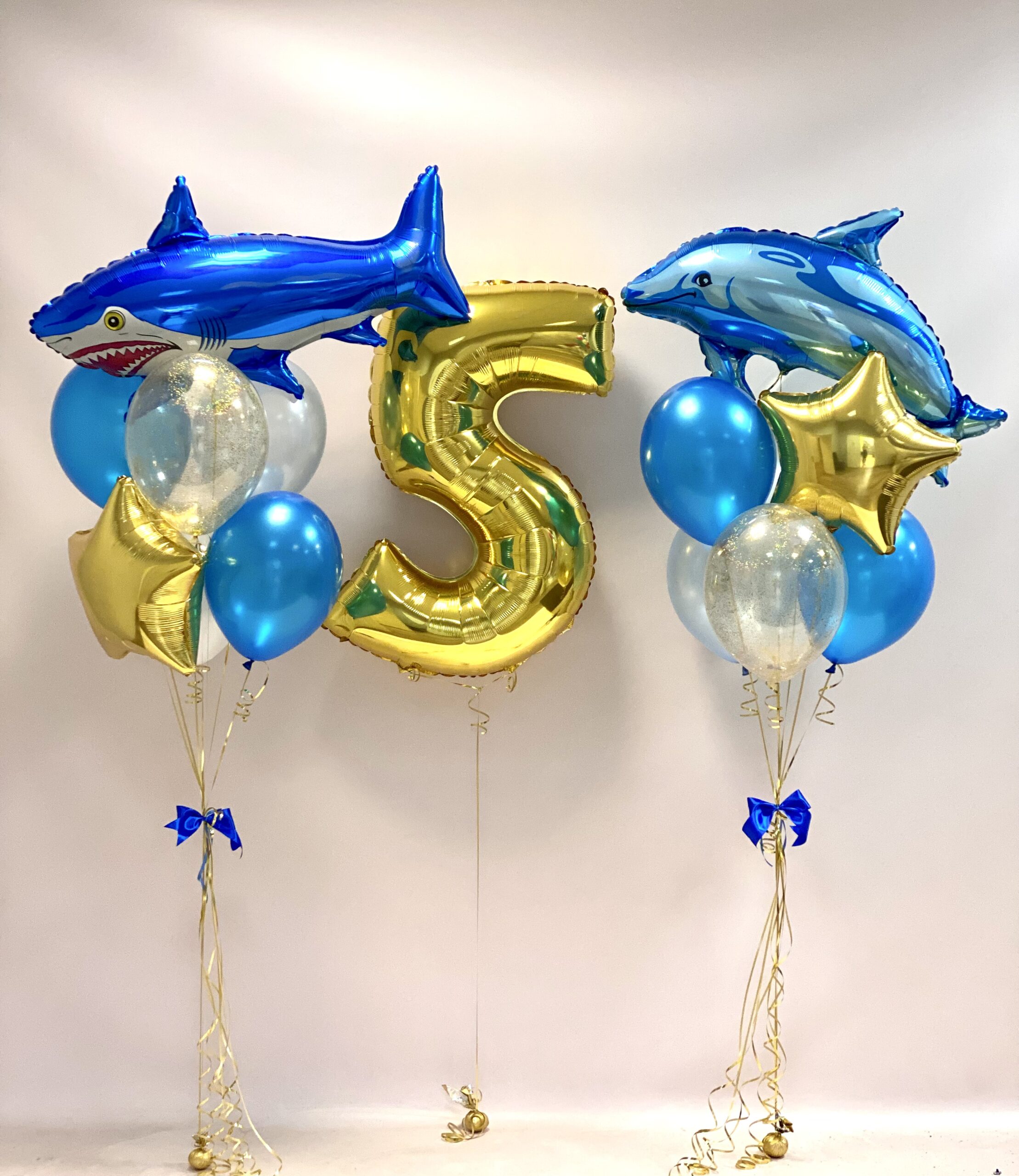 Композиция из шаров с цифрой, акулой и дельфином