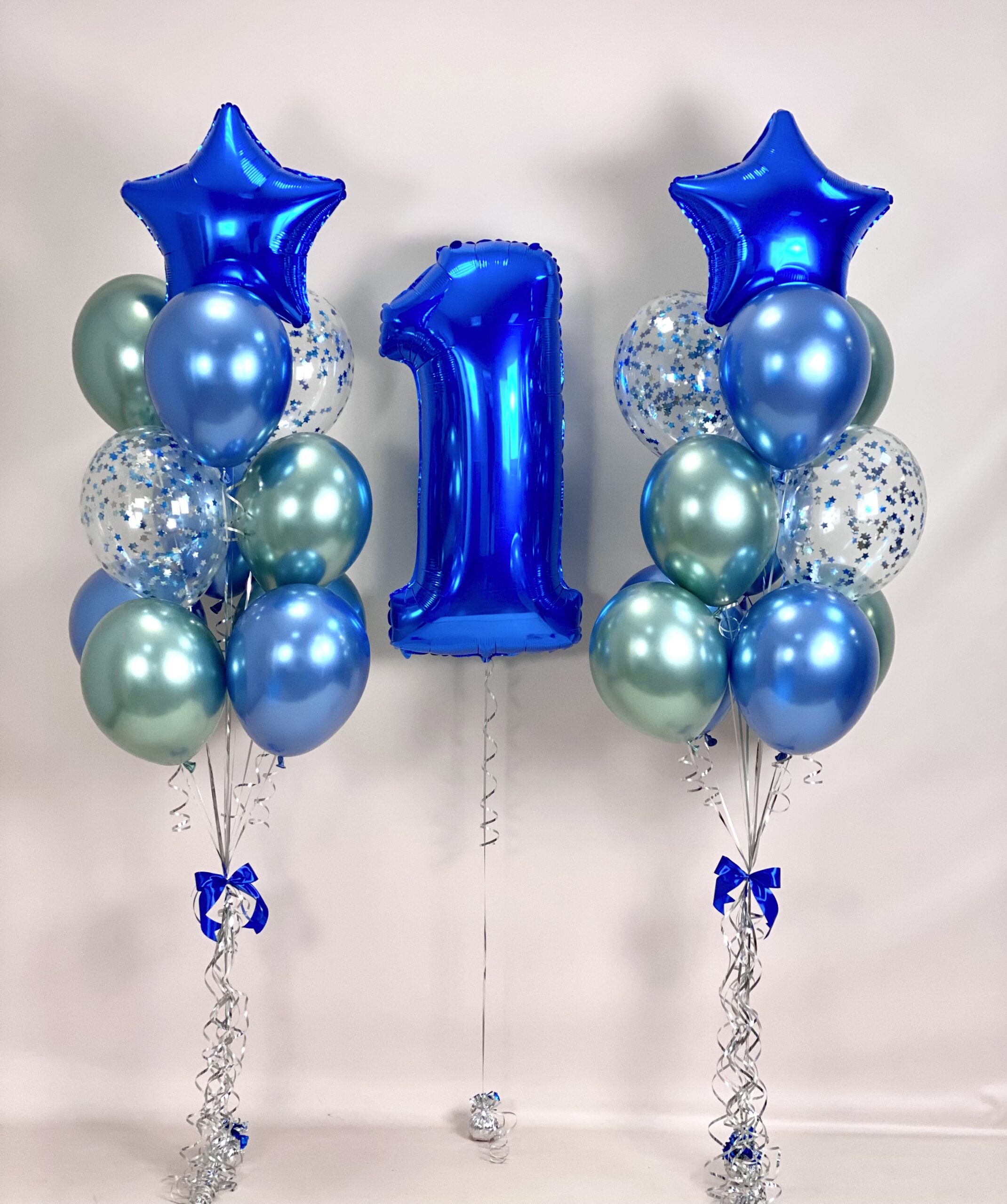 Композиция из шаров с синей цифрой и хромированными шарами